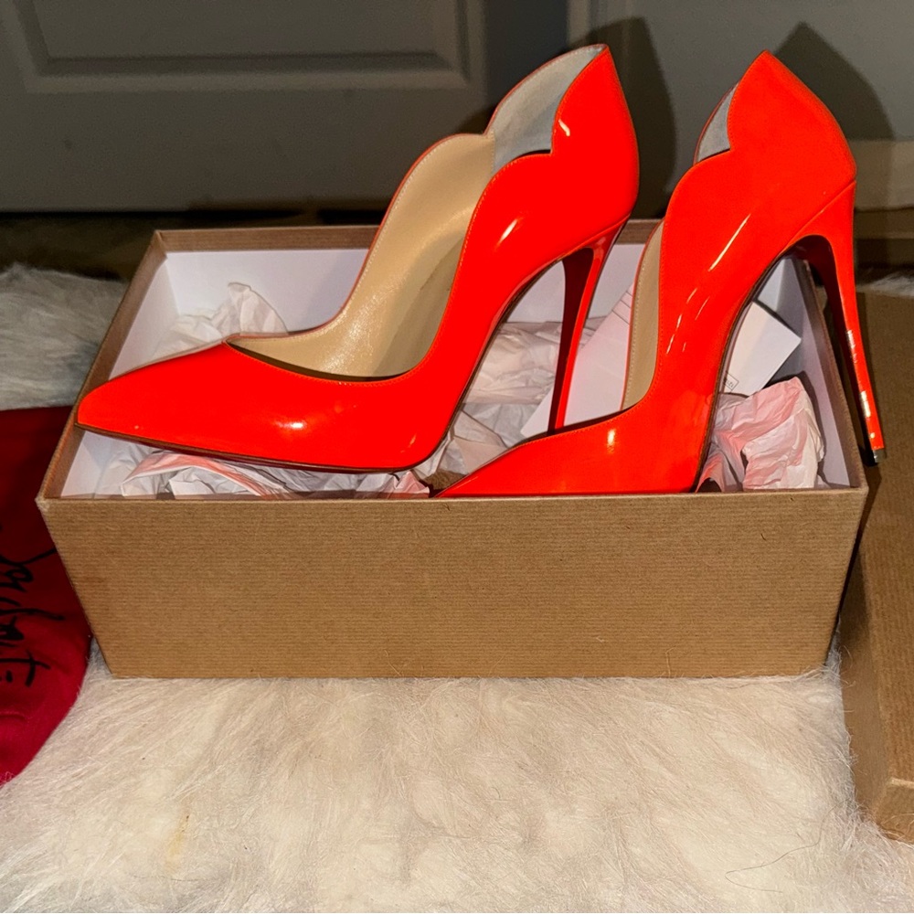 Christian Louboutin Neon orange patent leather Hot chick pump. LIKE NEW - Picture 3 of 4